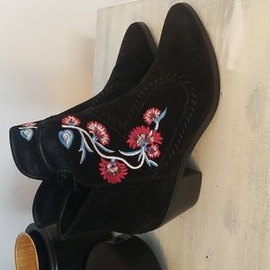 Rebecca Minoff Floral Embroidery Black Suede heel Booties  SZ 8. The heel measur